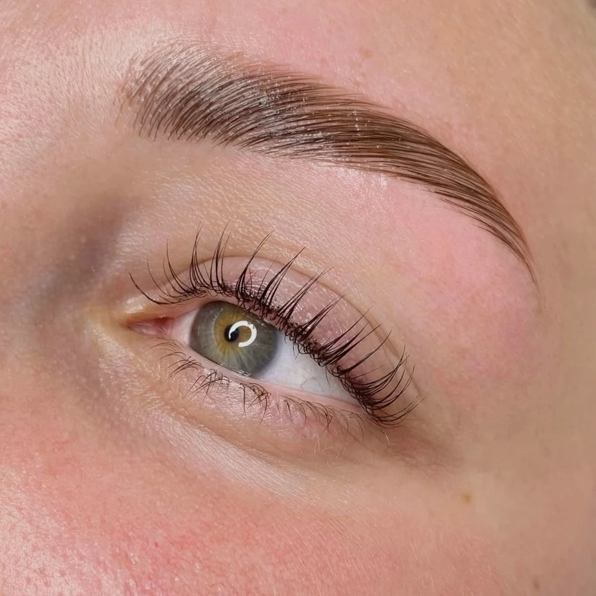 Cejas laminadas con forma y definición
