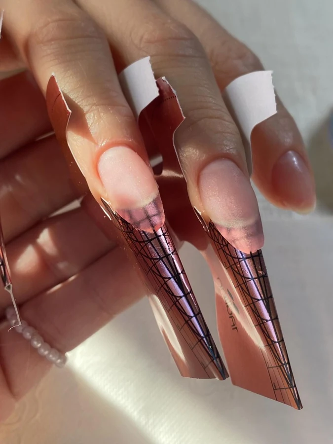 Aplicación de moldes para esculpir uñas