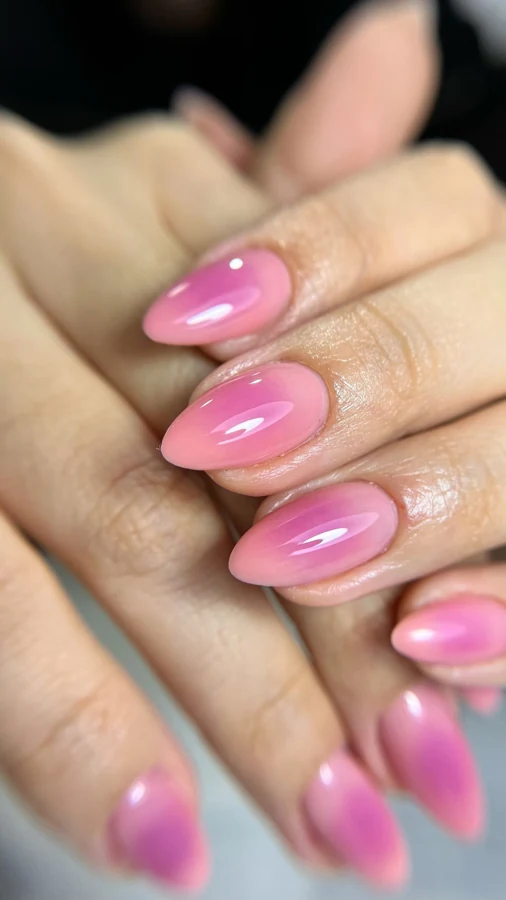 Manicura con uñas almendradas rosas