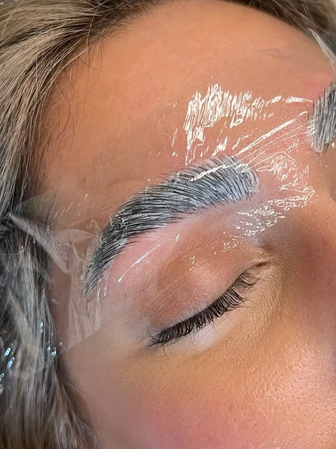 Laminado de cejas durante el tratamiento
