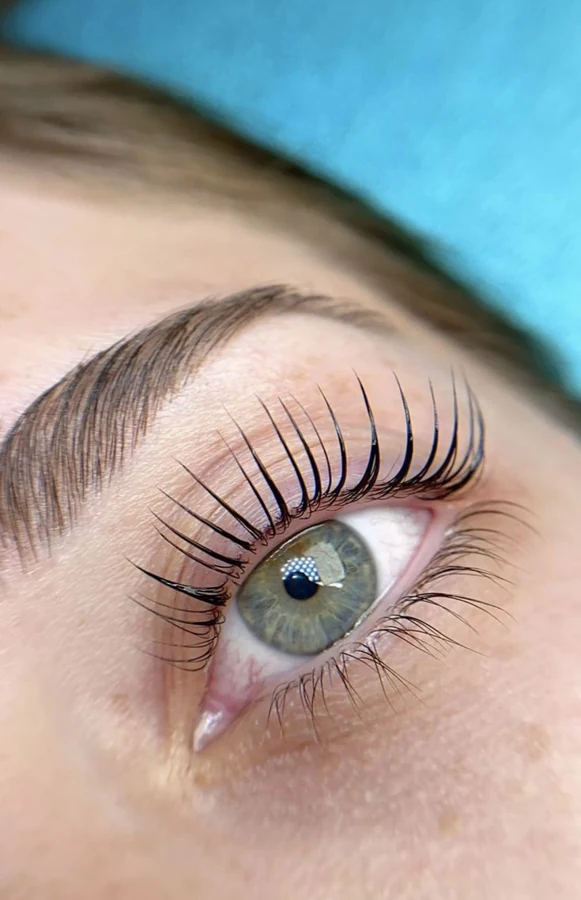 Resultado de lifting de pestañas y cejas definidas