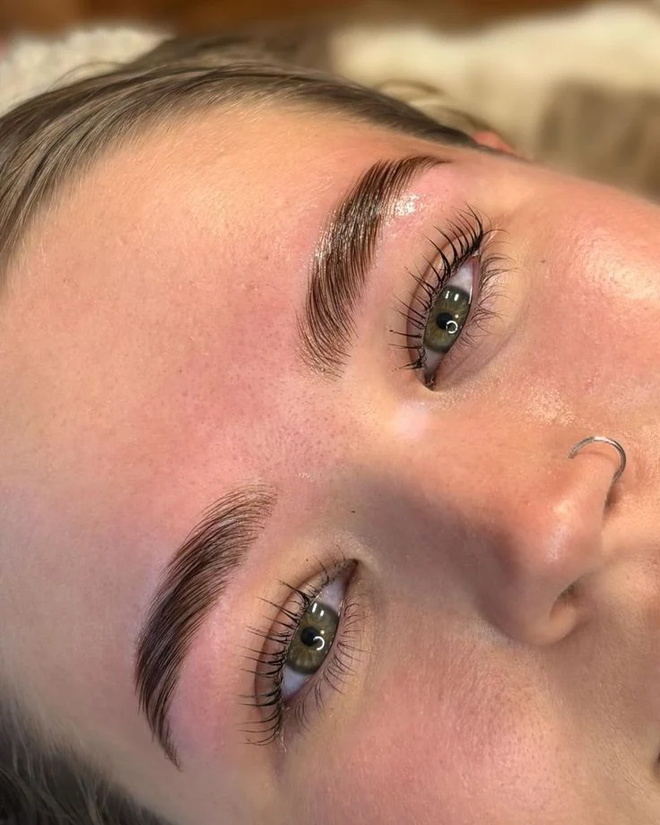 Detalle de pestañas y cejas definidas