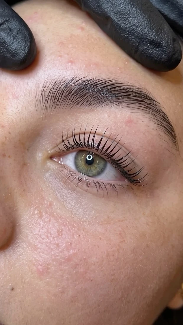 Detalle de pestañas y cejas definidas